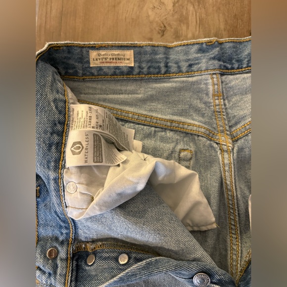 Levi’s Women’s 501 Distressed Jeans - Picture 7 of 9